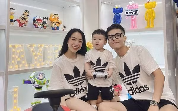 Khắp nơi trong nhà của Joyce Phạm đều trưng bày những búp bê Bearbrick đủ kích cỡ. Đây là món đồ chơi mà thuộc hàng xa xỉ bậc nhất và chỉ những người giàu có mới đam mê thú chơi đặc biệt này. Ảnh: Instagram