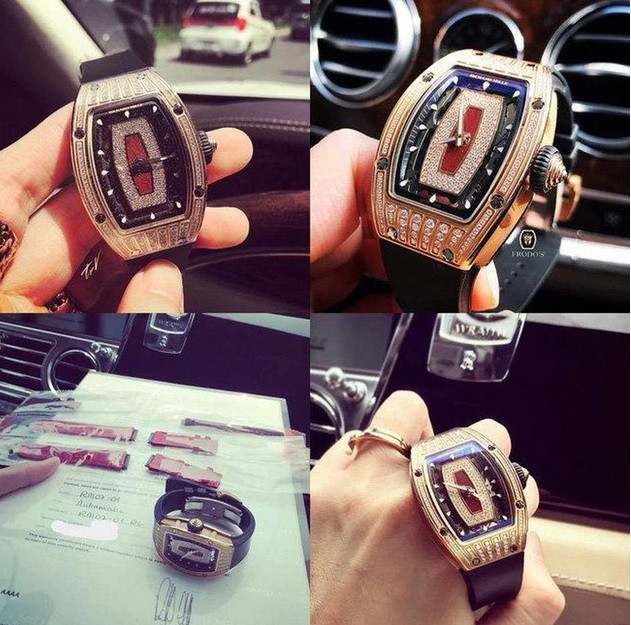 Chiếc đồng hồ Richard Mille RM007 đính kim cương, phối đá Jasper đỏ. Ảnh: FBNV