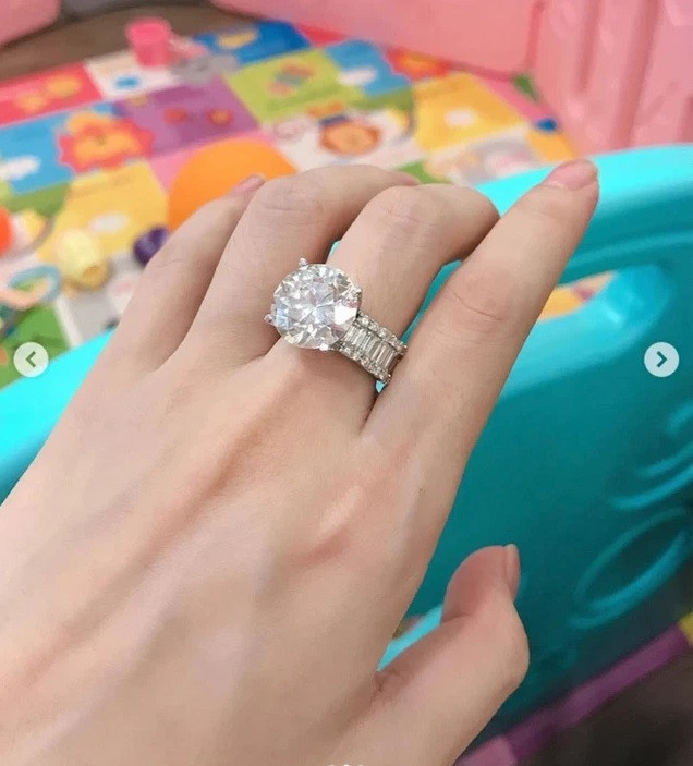 Nhẫn kim cương lấp lánh. Ảnh: FB Hằng Túi