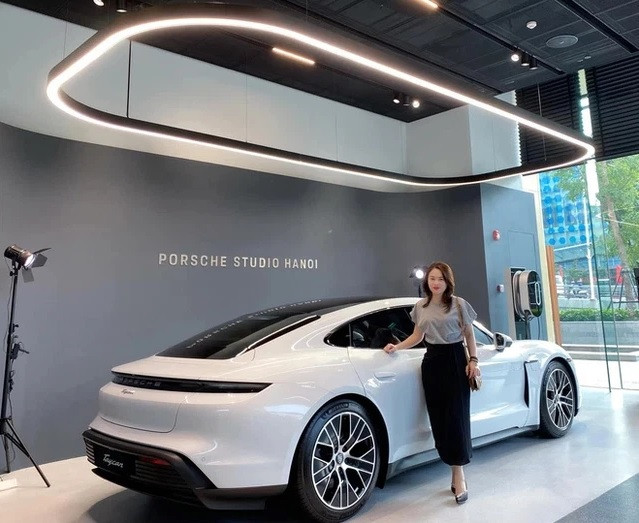 Ngoài bất động sản, Hằng Túi còn xế hộp tiền tỷ. Ảnh: FB Hằng Túi