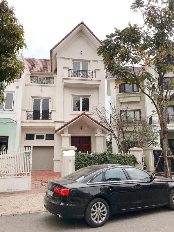 Tháng 11/2019, hot mom rao bán một biệt thự chính chủ rộng 100m2, trị giá hơn 2 tỷ đồng, có sổ hồng đầy đủ. Ảnh: FB Hằng Túi