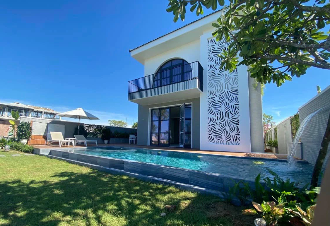 Đầu tháng 3 vừa qua, Hằng Túi khiến dân tình "lác mắt" khi thông báo chốt mua 5 căn biệt thự nghỉ dưỡng ở biển Hội An với mức giá lên đến cả trăm tỷ đồng. Ảnh: FB Hằng Túi