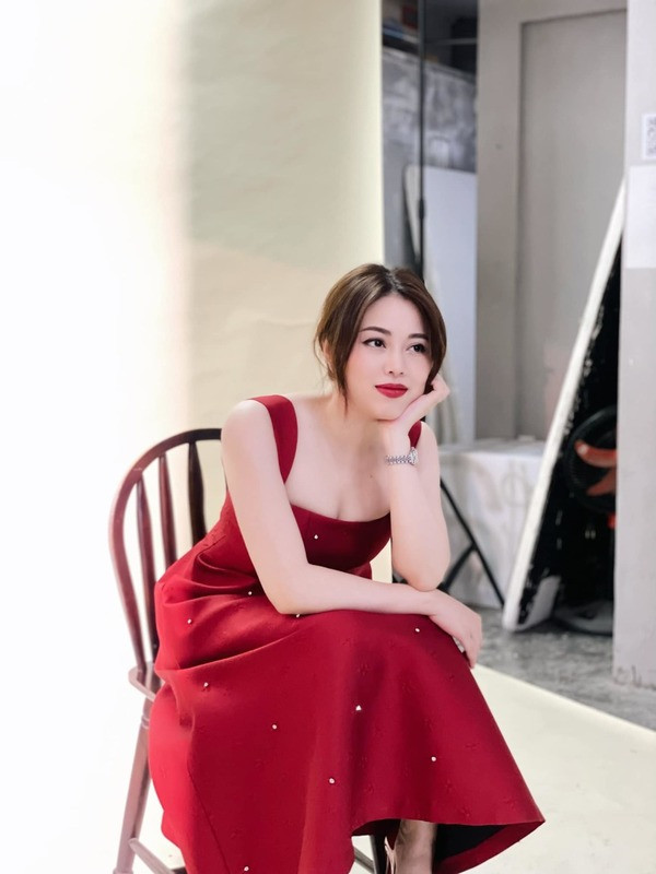 Không chỉ nổi tiếng là bà mẹ đông con, Hằng "Túi" còn rất mát tay trong việc kinh doanh. Ảnh: FB Hằng Túi