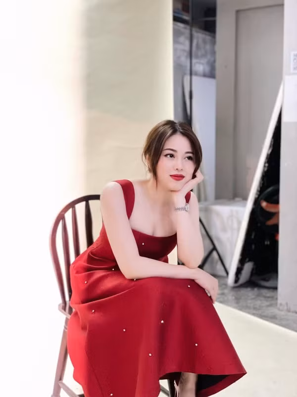 Không chỉ nổi tiếng là bà mẹ đông con, Hằng "Túi" còn rất mát tay trong việc kinh doanh. Ảnh: FB Hằng Túi