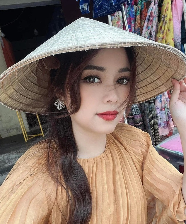 Cách đây vài ngày, Hằng "Túi" rao bán căn hộ rộng 123m2 tại Phố Huế. Cô tiết lộ đây là món quà bố mẹ tặng cho mình nhưng vì không có nhu cầu sử dụng nên cô sẽ bán đi. Ảnh: FB Hằng Túi