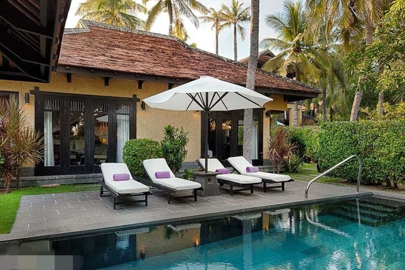 Nhà cấp 4 theo phong cách tự nhiên với bể bơi tràn viền. Ảnh: Nhadatmoi