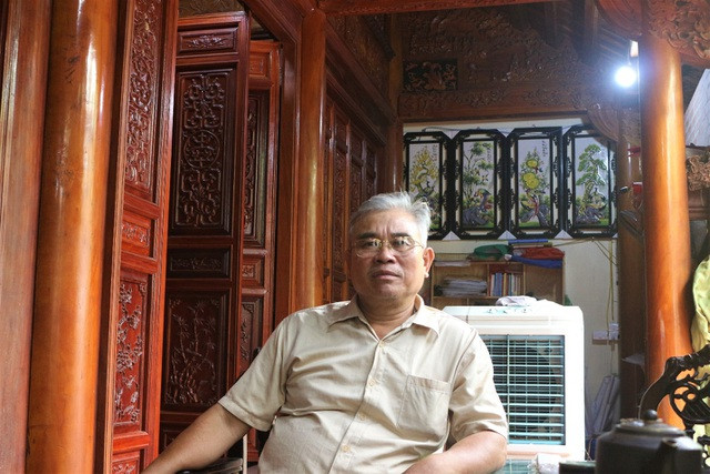 Sinh ra và lớn lên tại làng miến Cự Đà, lão nông Vũ Văn Tuấn (xã Cự Khê, Thanh Oai, Hà Nội) có niềm đam mê đặc biệt với những nếp nhà cổ. Ảnh: Dân trí