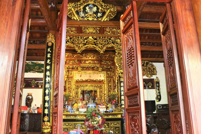 Ngôi nhà được xây hoàn toàn bằng gỗ mít lâu năm, các hoa văn được chạm khắc tinh tế bởi những người thợ lành nghề. Ảnh: Dân trí