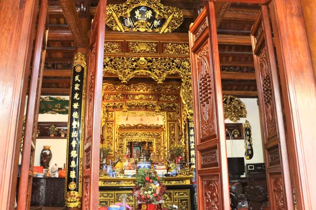 Ngôi nhà được xây hoàn toàn bằng gỗ mít lâu năm, các hoa văn được chạm khắc tinh tế bởi những người thợ lành nghề. Ảnh: Dân trí