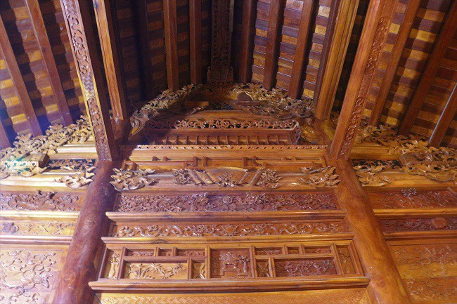 Để ngôi nhà không bị lỗi thời, nhưng vẫn mang phong cách cổ truyền, mát vào mùa hè, ấm vào mùa đông, ông Tuấn cho nới rộng và làm cao hơn so với những ngôi nhà cổ trước đây. Ảnh: Dân Việt