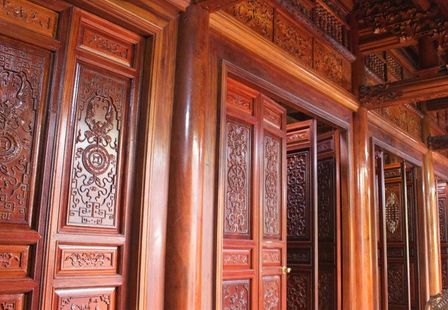 Toàn bộ hoa văn, tranh gỗ trong ngôi nhà đều mang những ý nghĩa khác nhau. Ảnh: Dân trí