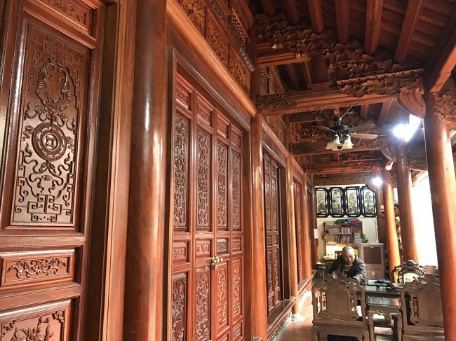 Khi bắt đầu xây dựng ngôi nhà 5 gian, nhiều người cười và nói ông Tuấn "dở hơi" bỏ tiền tỷ xây nhà giả cổ trong khi rất nhiều gia đình đang dỡ nhà cổ để xây nhà cao tầng. Ảnh: Dân Việt