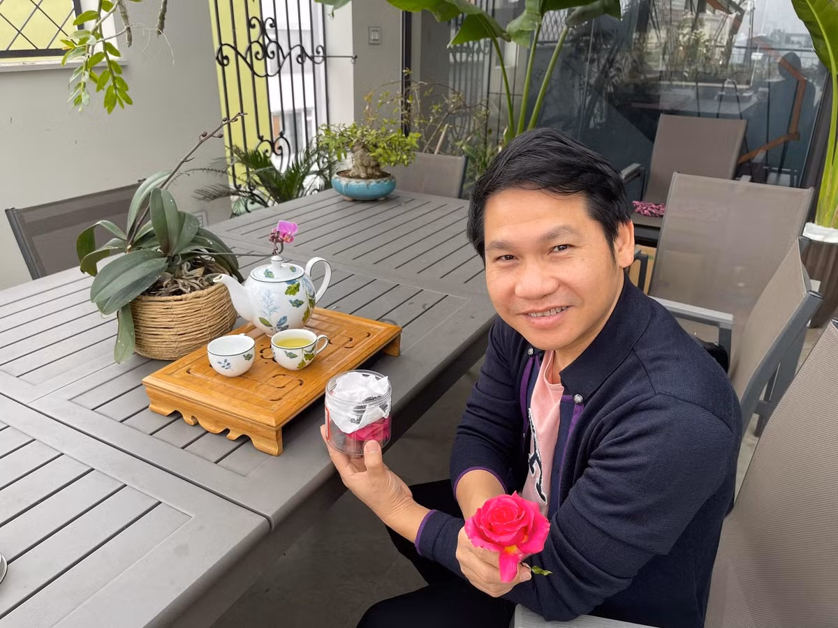  Ca sĩ Trọng Tấn được khán giả biết đến với danh xưng "Ông hoàng nhạc đỏ". Nam ca sĩ hiện sống trong ngôi nhà vườn tọa lạc tại phố Trần Quang Diệu (Hà Nội).