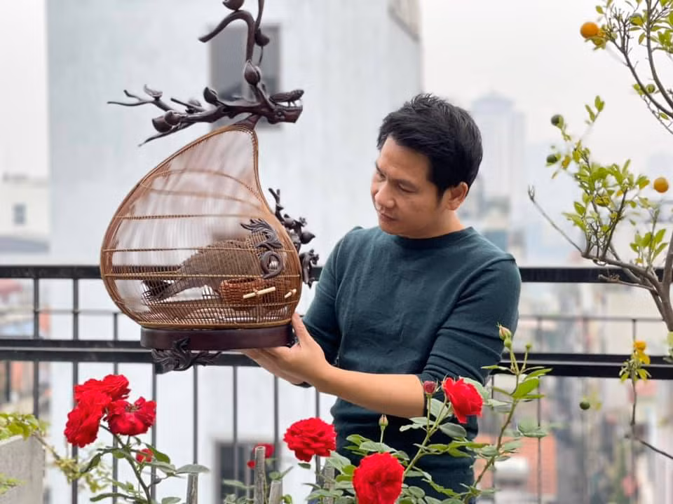 Đặc biệt, Trọng Tấn rất thích không gian trên sân thượng, nơi anh có thể ngồi thưởng trà thư giãn, ngắm trời đất, cỏ cây và các con vật nuôi xung quanh.