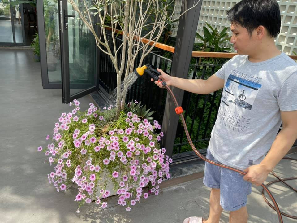 Những lúc rảnh rỗi, "ông hoàng nhạc đỏ" lại chăm sóc cho khu vườn đầy hoa và rau quả trên sân thượng. Nguồn ảnh: FBNV