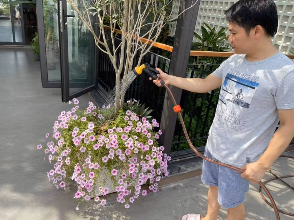 Những lúc rảnh rỗi, "ông hoàng nhạc đỏ" lại chăm sóc cho khu vườn đầy hoa và rau quả trên sân thượng. Nguồn ảnh: FBNV