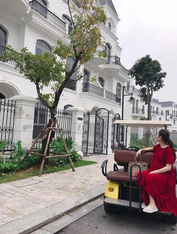 Sinh năm 1987, Hằng Túi gắn liền với danh xưng hot mom và nổi danh trên thương trường là "trùm bất động sản" với nhiều dự án căn hộ chung cư, nhà mặt phố, penthouse, đất đai,... bạc tỷ.