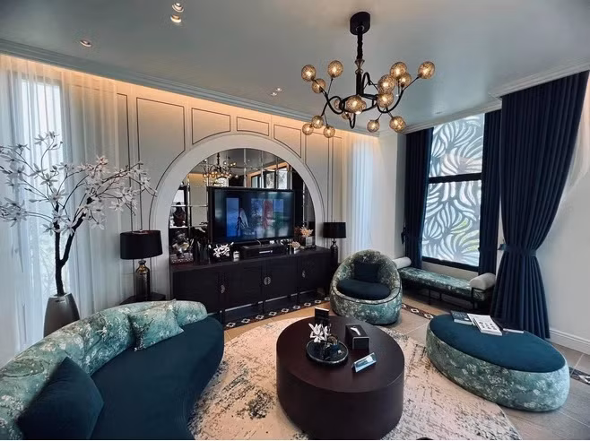 Bên trong biệt thự là nội thất tiện nghi, sang chảnh.