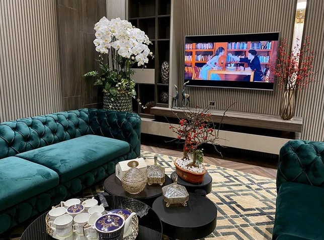 Phần thảm và sàn gỗ đủ êm để trẻ con chạy nhảy.