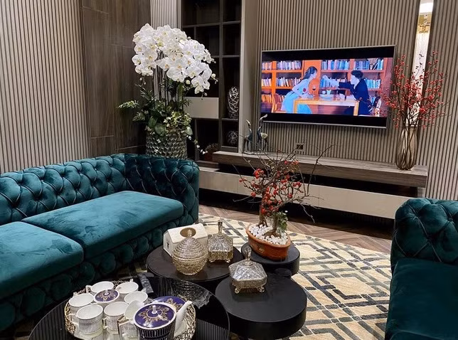 Phần thảm và sàn gỗ đủ êm để trẻ con chạy nhảy.