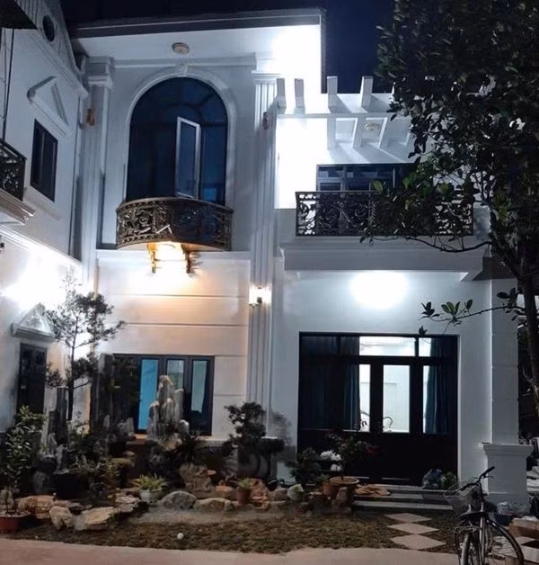 Phía trước căn nhà trang trí nhiều cây xanh và tiểu cảnh.