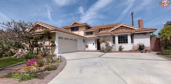 Ngôi nhà có kiến trúc bắt mắt, nhiều tầng và có nhiều không gian khác nhau.