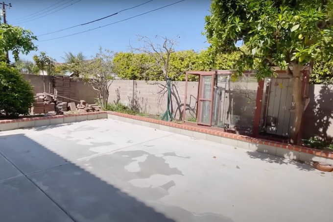 Khoảng sân vườn phía sau rộng rãi có nhiều cây xanh.