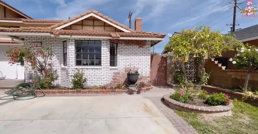 Nhìn từ bên ngoài, nhà mới của Thuý Nga trông cổ điển, thiết kế kiểu mái ngói và tường gạch.