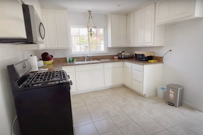 Khu bếp còn khá trống trải.