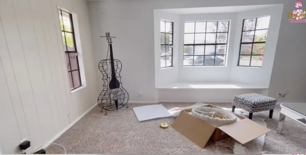 Do nhà được xây dựng cách đây hơn 40 năm nên danh hài Thúy Nga phải sửa chửa một số hạng mục, trong đó có trần nhà.