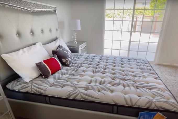 Phòng ngủ có cửa kính lớn hướng ra sân vườn.