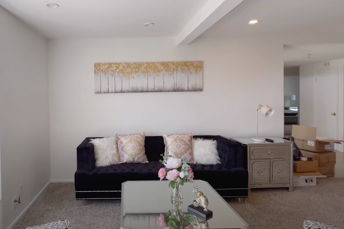 Nội thất bên trong nhà vẫn chưa được hoàn thiện. Tuy nhiên, nhìn sơ qua có thể thấy Thúy Nga chuẩn bị đầy đủ mọi vật dụng cần thiết.