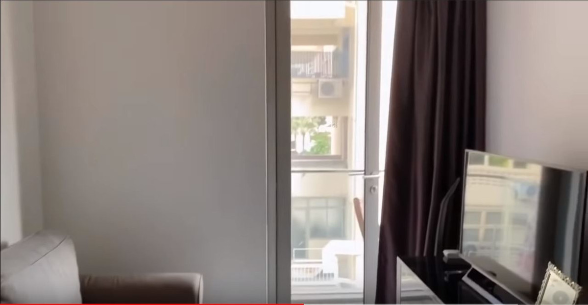 Phía trước phòng khách là ban công nhỏ vừa đủ cho hai người. Ảnh chụp màn hình