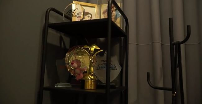 Khả Ngân còn dành riêng một góc nhỏ để những món đồ lưu niệm, giải thưởng đã nhận. Ảnh: Homedy