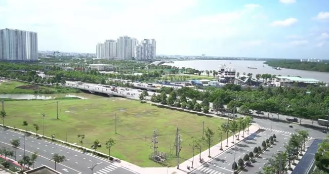 Căn hộ của Khả Ngân nhìn ra đường lớn và sông Sài Gòn, là địa điểm khá lý tưởng cho cuộc sống cá nhân. Ảnh: Dân Việt