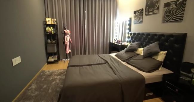 Phòng ngủ của Khả Ngân cũng được thiết kế theo tông màu xám - trắng. Ảnh: Dân Việt