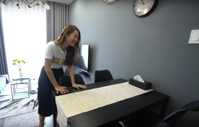 Để tiết kiệm chi phí, Khả Ngân tự tay lựa chọn và sắm từng món đồ nội thất. Nữ diễn viên chon tông màu xám - trắng làm chủ đạo. Ảnh: Dân Việt