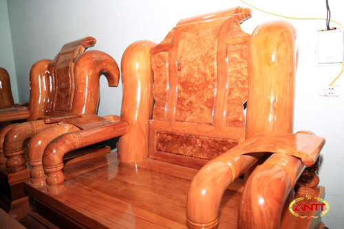 Sau khi hoàn thành bộ bàn ghế, nhiều người trong xóm đã kéo tới xem và trầm trồ về độ đẹp và độ "khủng" của nó. Ông Nguyễn Văn Nam, một lái buôn chuyên về gỗ cho biết: "Từ trước đến nay tôi chưa bao giờ thấy bộ bàn ghế nào lớn và đẹp như thế này. Bộ bàn ghế này là niềm mơ ước của những người làm nghề gỗ như chúng tôi đây".