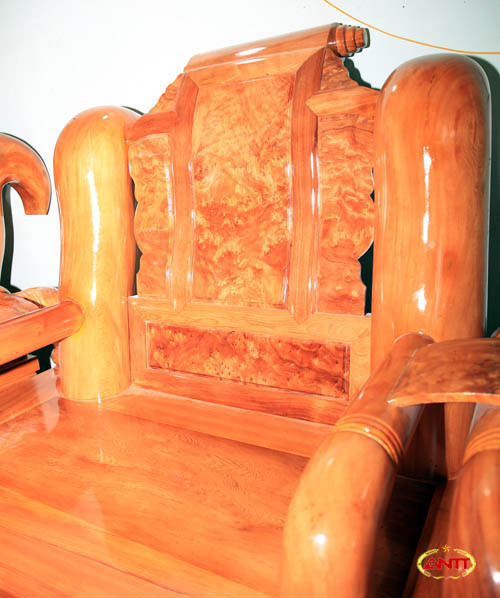 Những chiếc ghế đều được thiết kế tinh xảo. Mặt ghế được tạo từ những chiếc đe của gỗ ngọc am nên hết sức bắt mắt