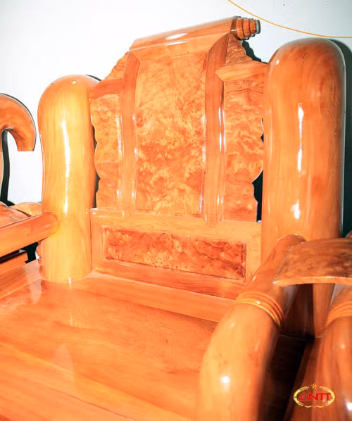 Những chiếc ghế đều được thiết kế tinh xảo. Mặt ghế được tạo từ những chiếc đe của gỗ ngọc am nên hết sức bắt mắt