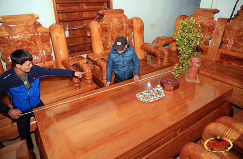 Tổng số gỗ để làm nên bộ “Tần Thủy Hoàng” nói trên là 10,3 m3 gỗ bao gồm 11 món. Các số đo để làm nên bộ bàn ghế đều là những con số phong thủy do chủ nhân nghiên cứu tạo nên. Bàn to dài 2m70, rộng 1m20, cao 85cm. Khung mặt bàn dày 12cm.