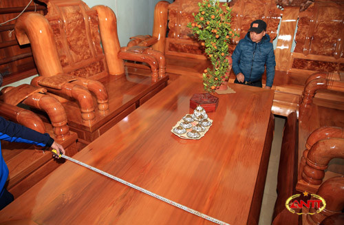 Được hỏi về ý tưởng làm nên bộ bàn ghế "khủng" này, anh Hùng chia sẻ, anh thiết kế bộ bàn ghế này để giành cho các đại gia, sử dụng trong các biệt phủ, trung tâm thương mại lớn./.