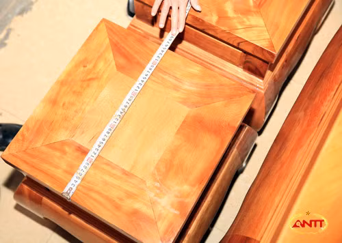 Có 2 ghế đôn nhỏ cao 50cm, hình vuông độ rộng 50cm.