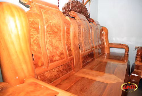 Ghế băng dài 3m96, cao 1m86 và sâu 90cm. Để bưng nổi chiếc ghế này cần tới hơn 15 người đàn ông to khỏe.