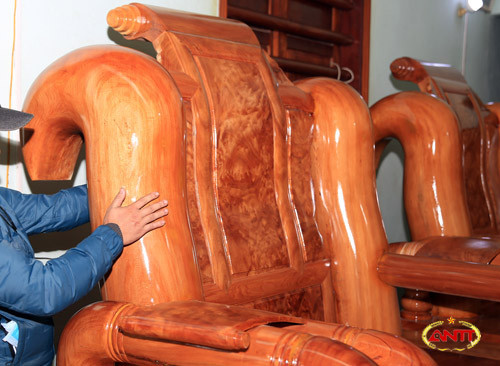 Tay ghế có đường kính 26,5cm, với nhiều vân hoa hết sức đặc sắc.