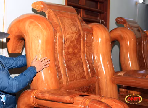 Tay ghế có đường kính 26,5cm, với nhiều vân hoa hết sức đặc sắc.