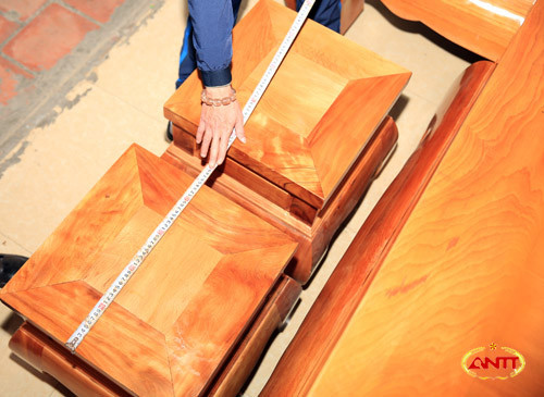 Chiếc bàn đơn dài 1m30, rộng 1m20, cao 85cm. Khung mặt cũng dày 12cm.