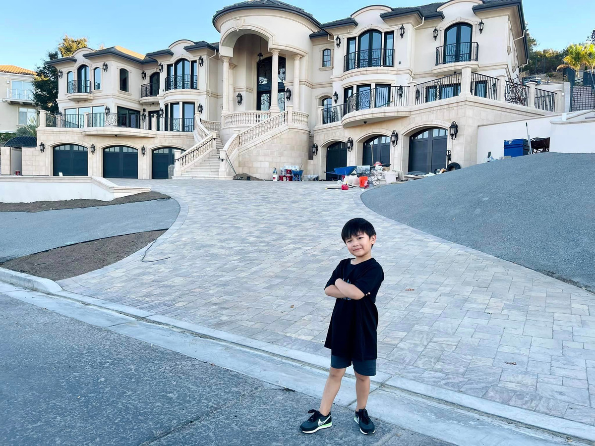 Mới đây, trên trang cá nhân, vợ cũ Đan Đường chia sẻ hình ảnh căn biệt thự mới tậu của hai mẹ con trên đất Mỹ khiến dân tình không khỏi trầm trồ.