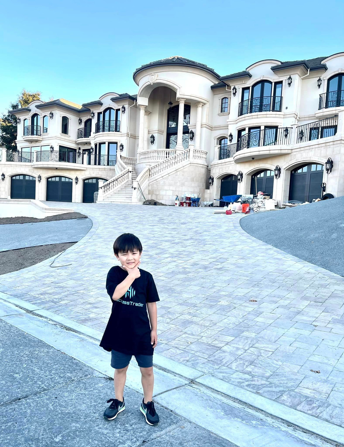 Qua một số ảnh có thể thấy, biệt thư mới của vợ cũ Đan Trường và bé Thiên Từ vô cùng rộng rãi với thiết kế như một tòa lâu đài.