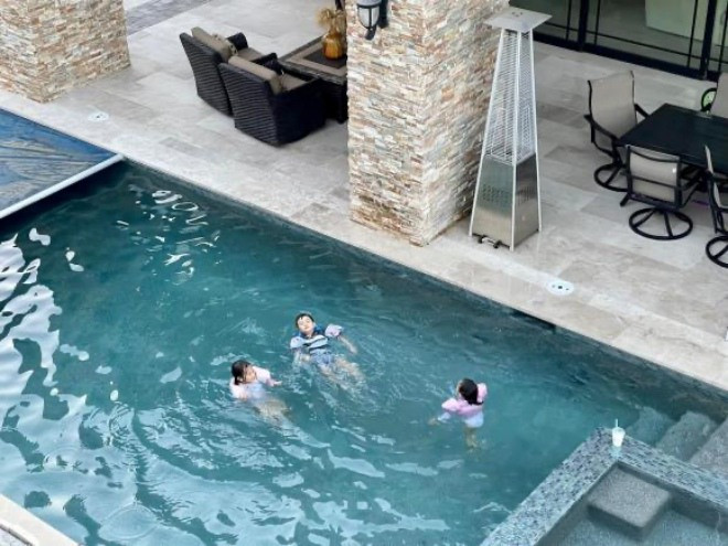 Trong khuôn viên biệt thự còn có cả một bể bơi lớn.